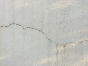 壁ヒビ