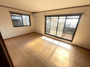 船橋市で叶えた、光溢れる上質な住まい。フロアタイルとクロスの全面刷新で心安らぐ空間へ