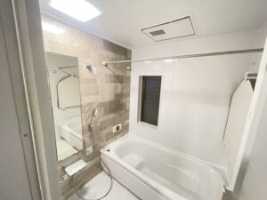 千葉県八千代市｜築年数を感じさせない、木目と石目調が調和するフローリングと水回りのトータルリフォーム