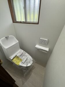 千葉県船橋市｜隅付タンクから最新の一体型トイレへ！明るく清潔感あふれるトイレリフォーム事例